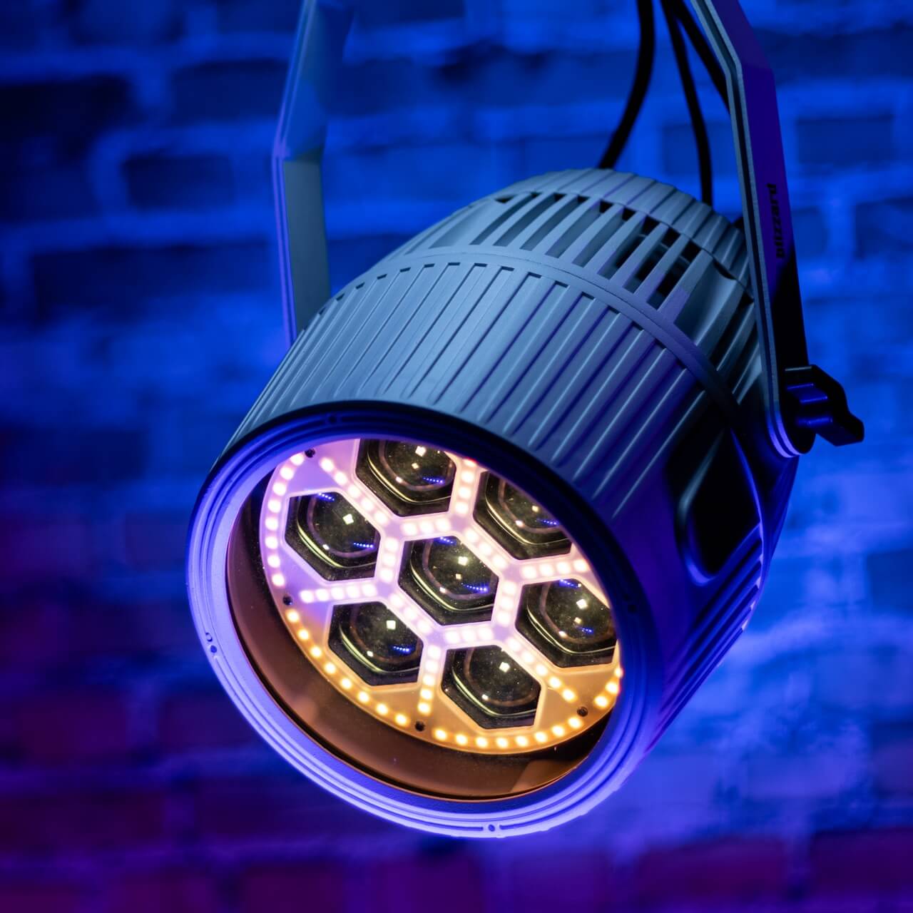 Blizzard Lighting Motif Settelenti CW+WW - LED Zoomable PAR + FX, installed