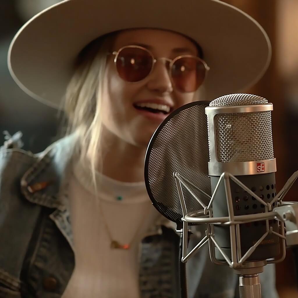 sE Electronics Gemini II - Dual Tube Cardioid Condenser Microphone, in use by Zoe Cummins