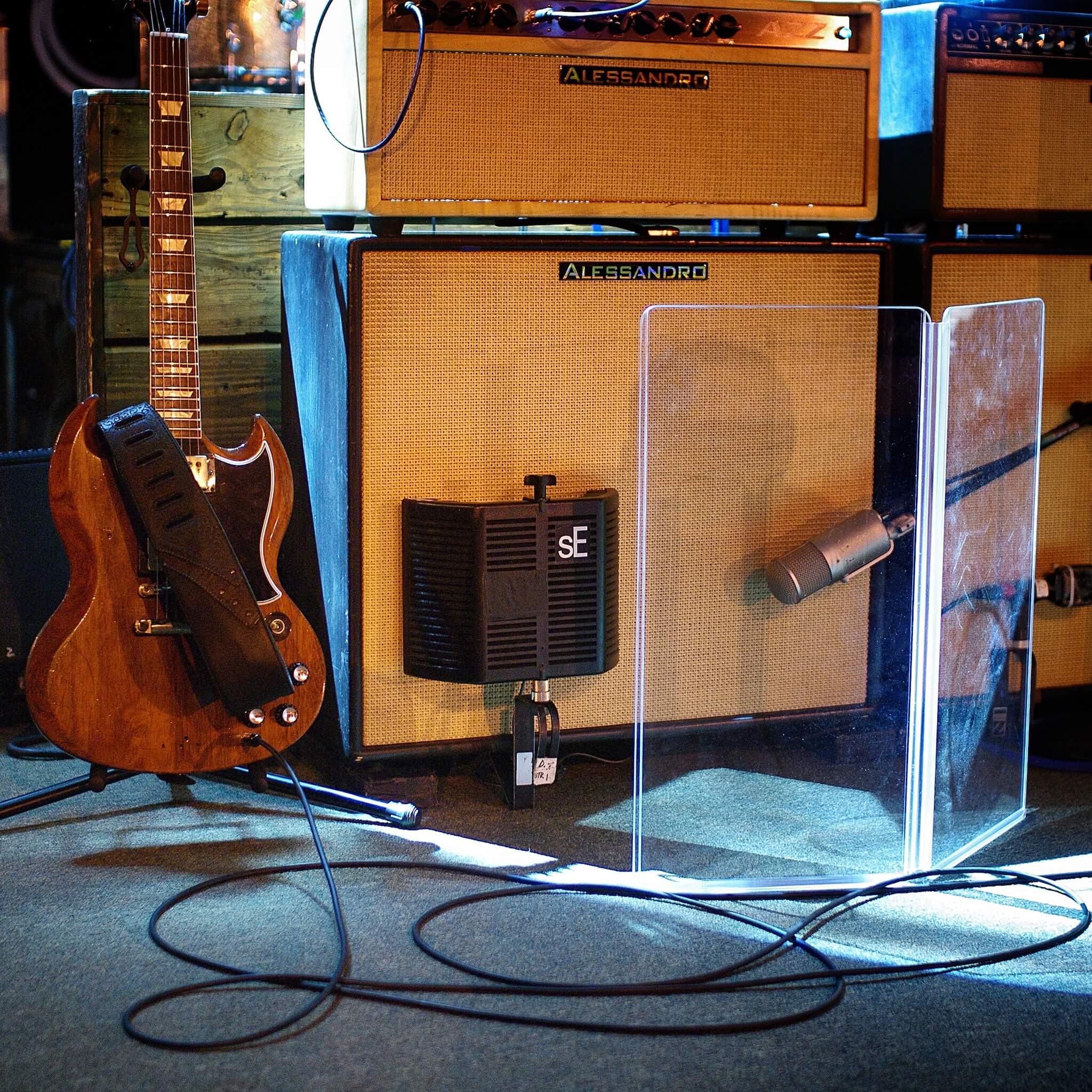 sE Electronics guitaRF - Portable Isolation Filter for Dual Micing of Guitar Amps, on stage with Derek Trucks