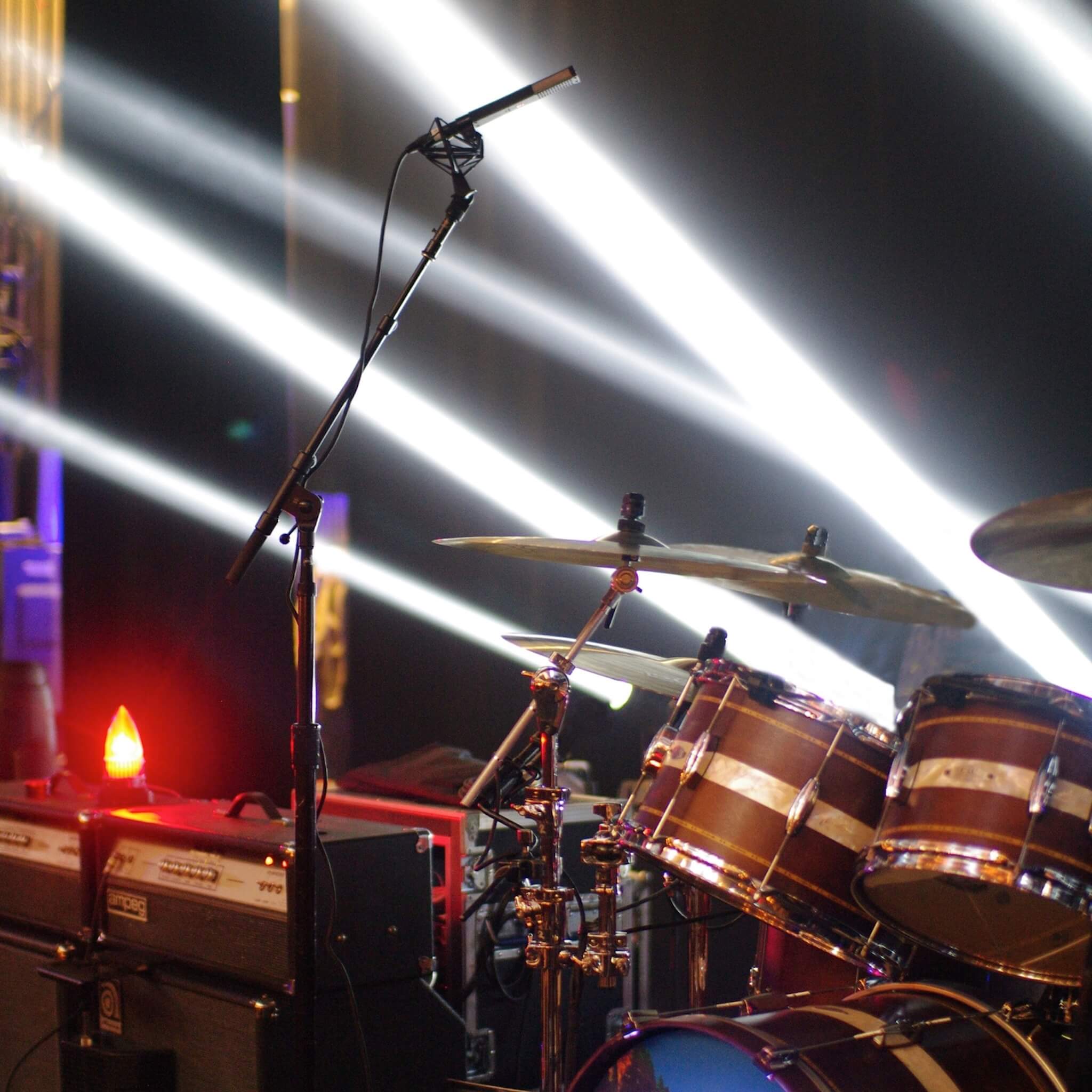 sE Electronics VR2 - Active Ribbon Microphone with Shockmount, in use over a drum set