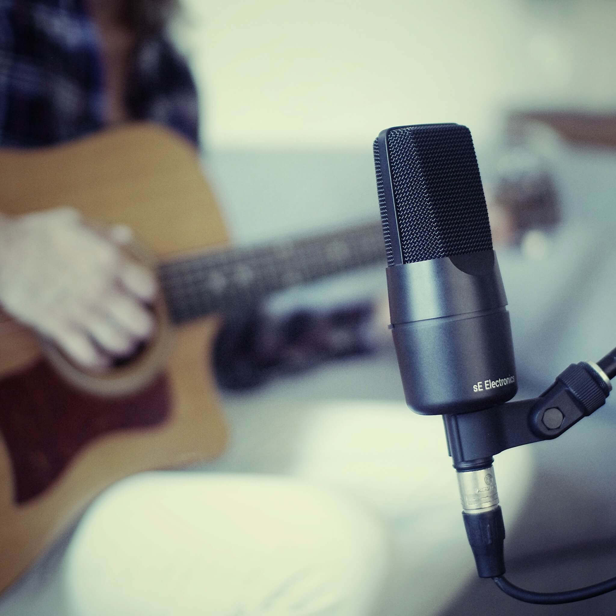 sE Electronics X1 A - Condenser Microphone, in use guitar