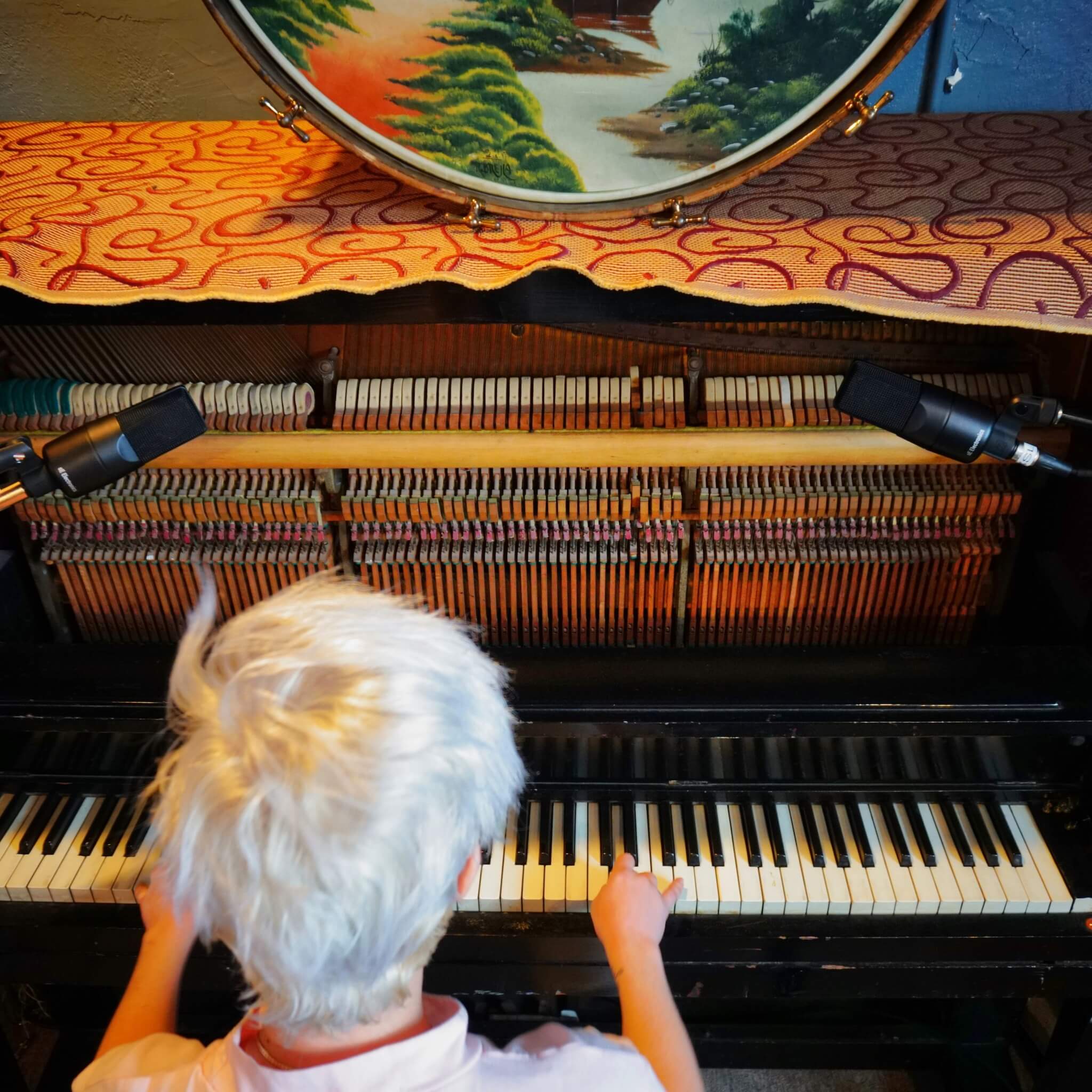 sE Electronics X1 S - Large Condenser Microphone, in use piano