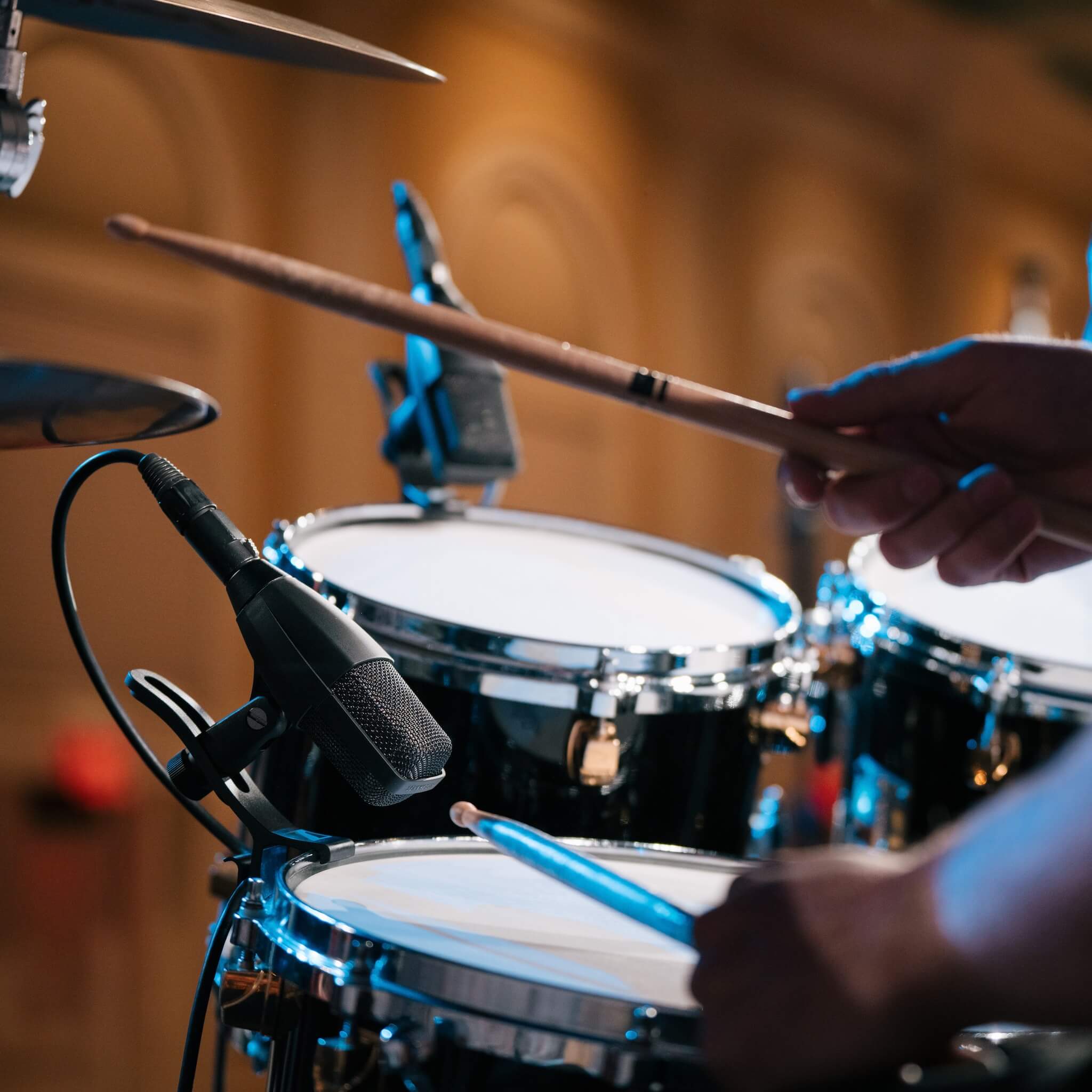 Sennheiser MD 421 Kompakt - Multipurpose Dynamic Cardioid Microphone + MZH Drums Clamp, on stage