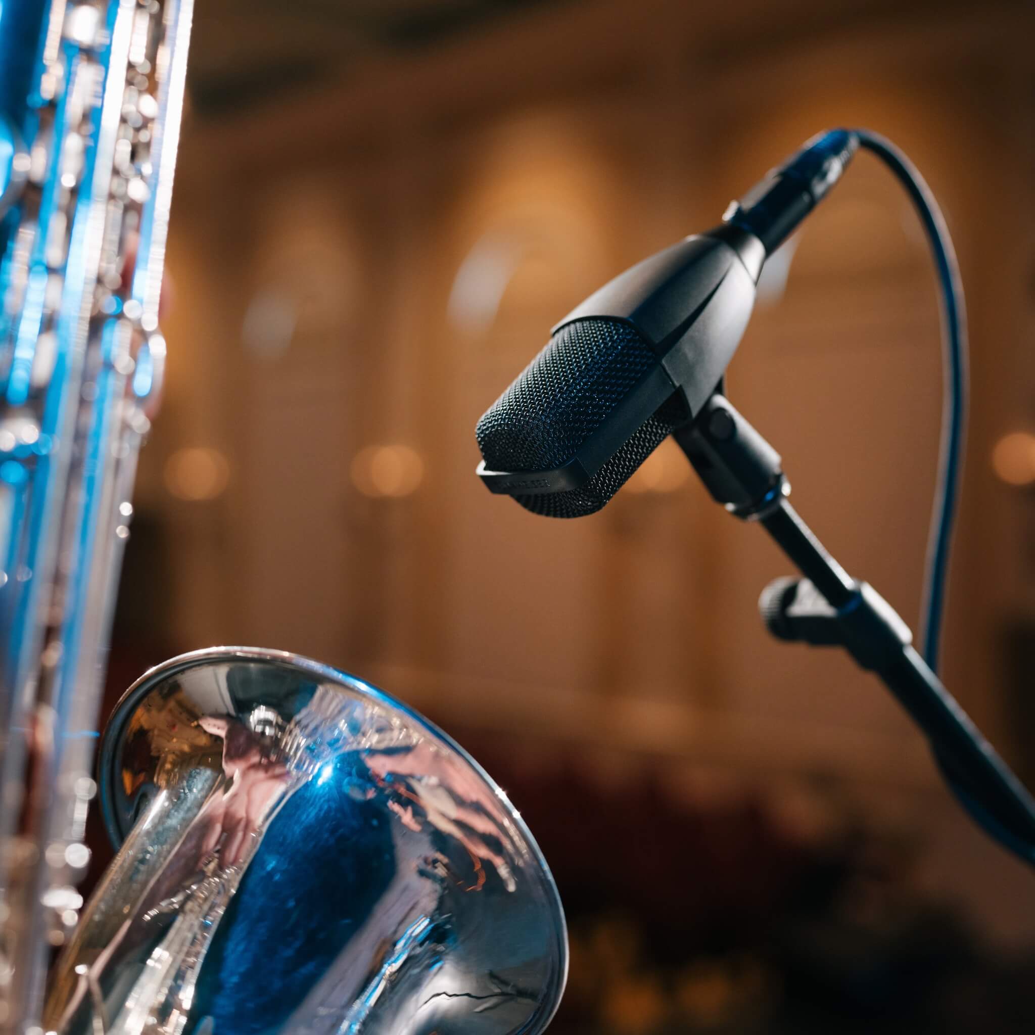 Sennheiser MD 421 Kompakt - Multipurpose Dynamic Cardioid Microphone, saxophone on stage