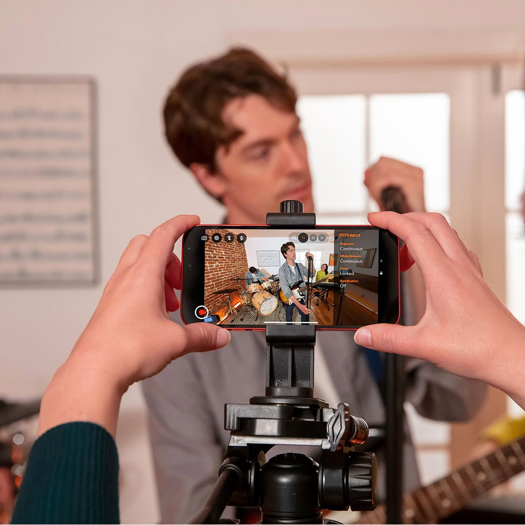 Roland VRC-01 Aerocaster ‐ Wireless AV Streaming Mixer, free phone app