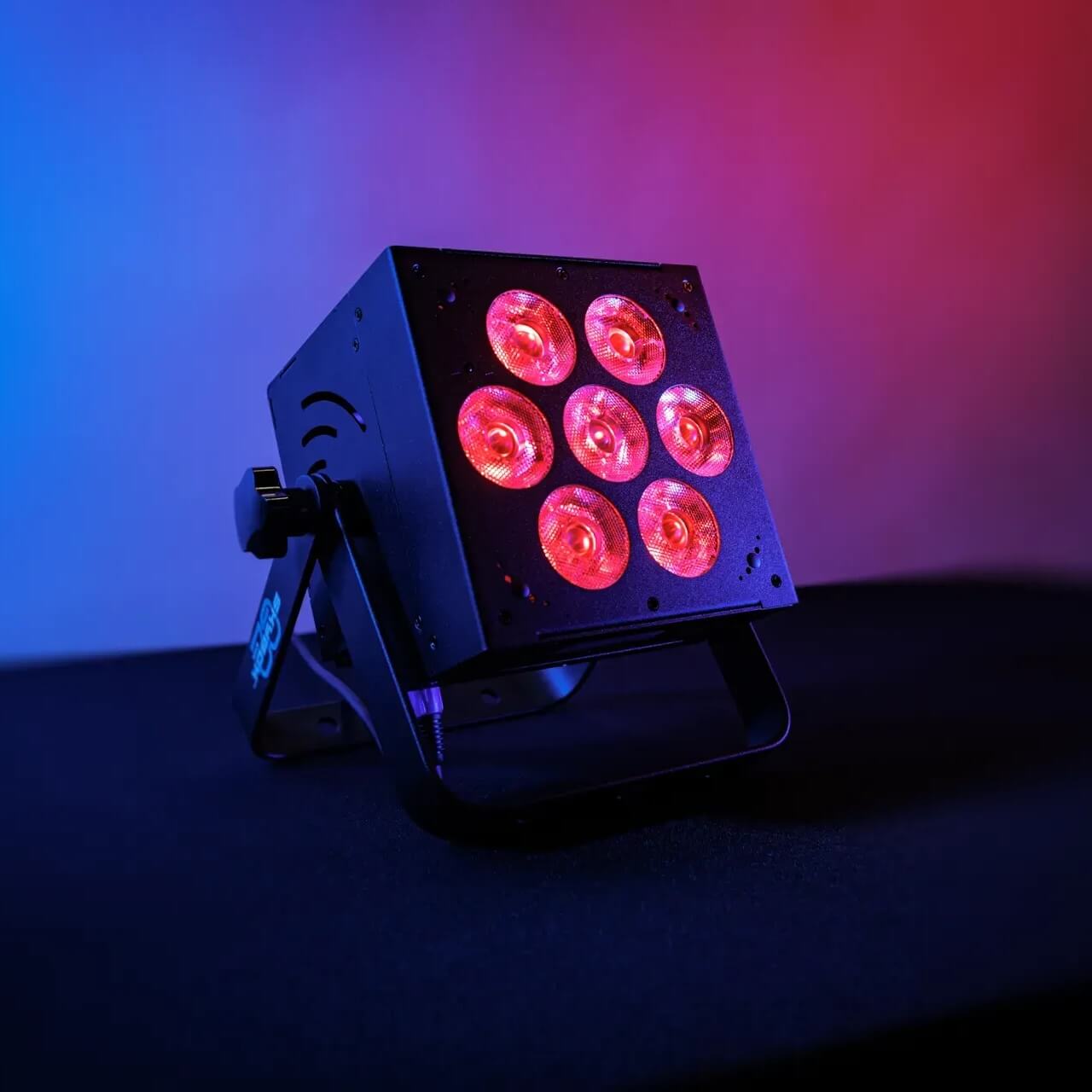 Blizzard Lighting SkyBox G2 EXA - 7x 15W LED Par with Li-Ion Battery, red lights with blue-red background