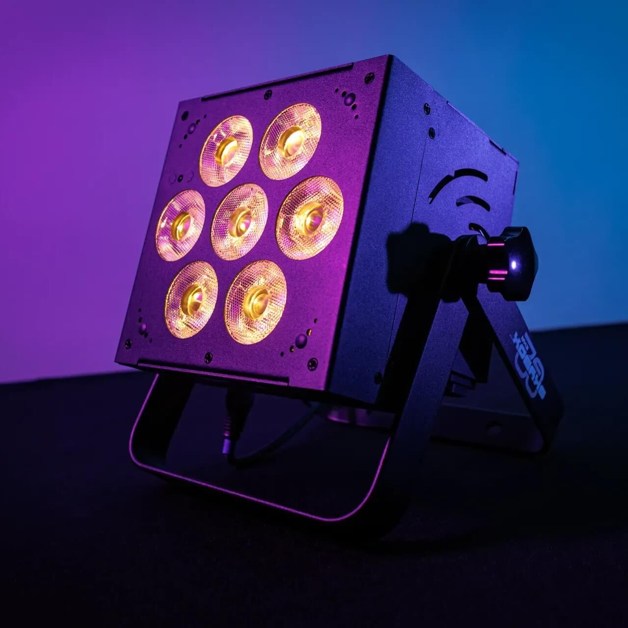 Blizzard Lighting SkyBox G2 EXA - 7x 15W LED Par with Li-Ion Battery, amber lights with purple-blue background