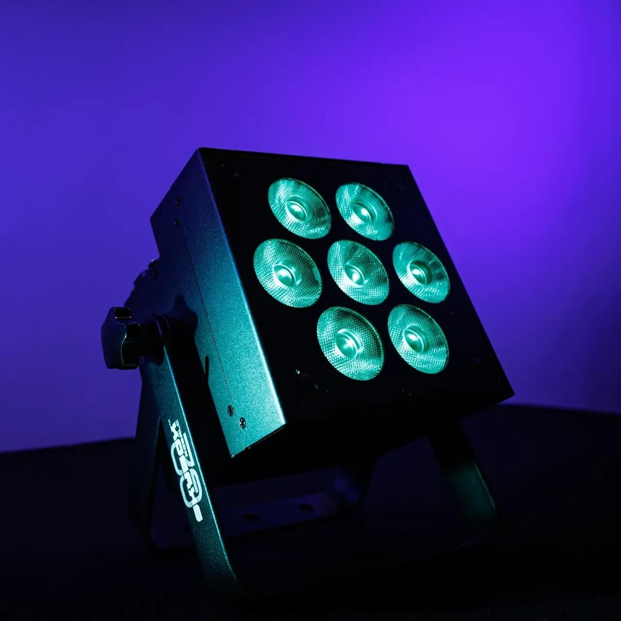 Blizzard Lighting SkyBox G2 RGBALC - 7x 15W LED Par with Li-Ion Battery, green lights with blue background