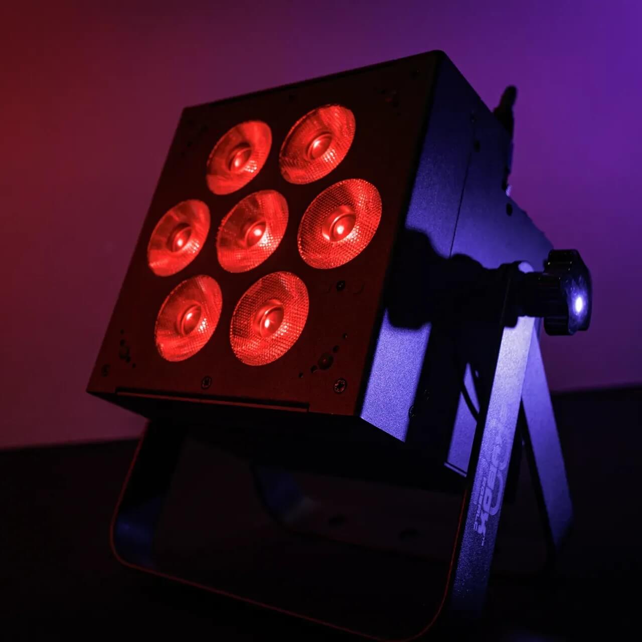 Blizzard Lighting SkyBox G2 RGBALC - 7x 15W LED Par with Li-Ion Battery, red lights with red-purple background