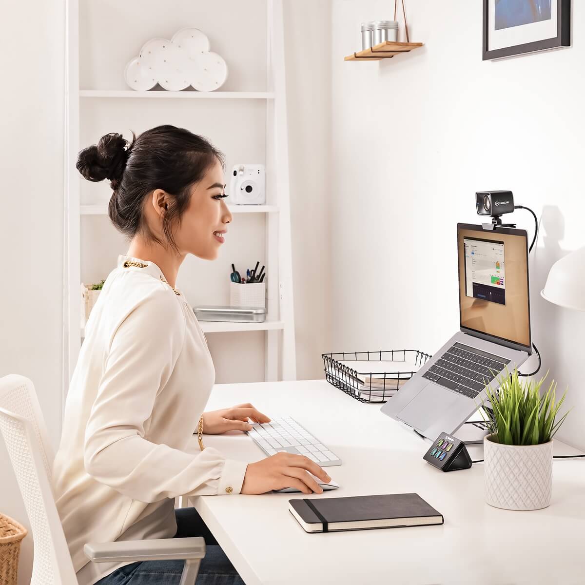 Elgato Stream Deck Mini - Compact 6-Key Tactile Control Pad, lifestyle photo