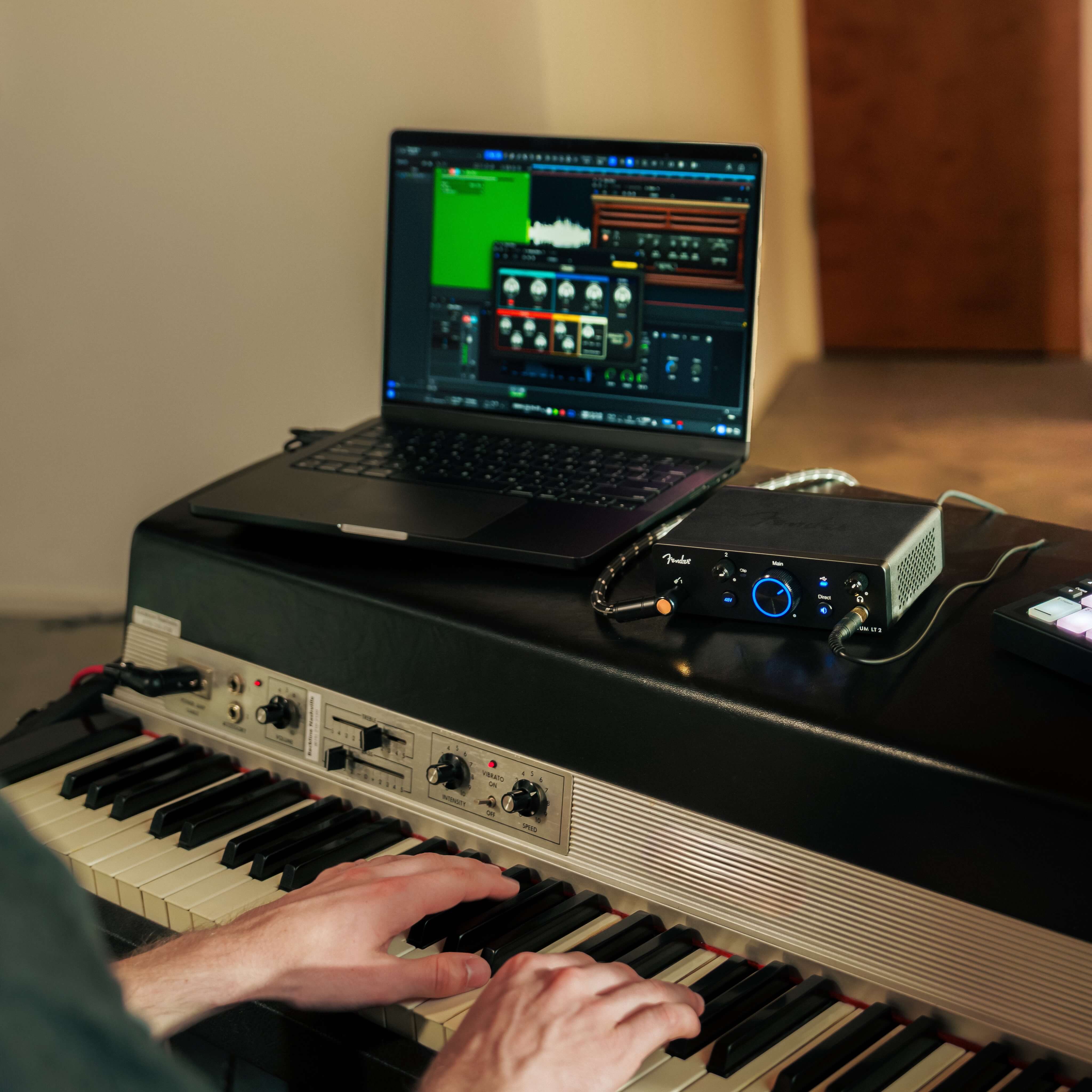 Fender Quantum LT 2 - 2x2 USB-C Audio Interface, connected to a laptop and electric organ