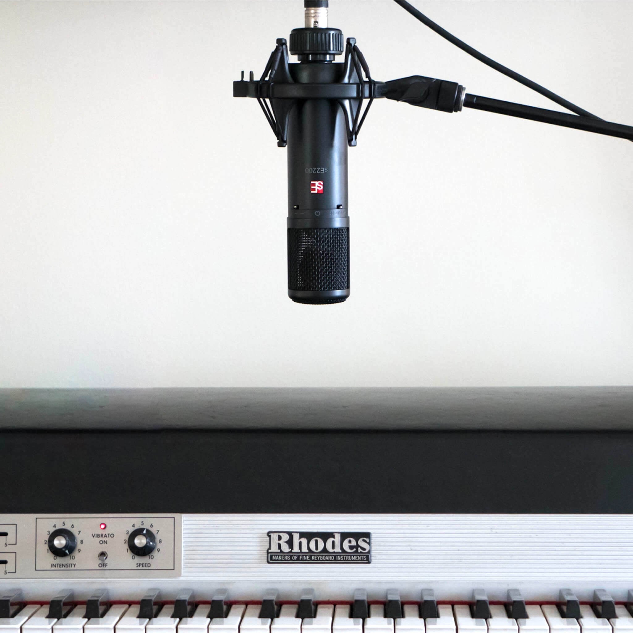 sE Electronics sE2200 - Large Diaphragm Cardioid Condenser Microphone, in use over a Rhodes organ