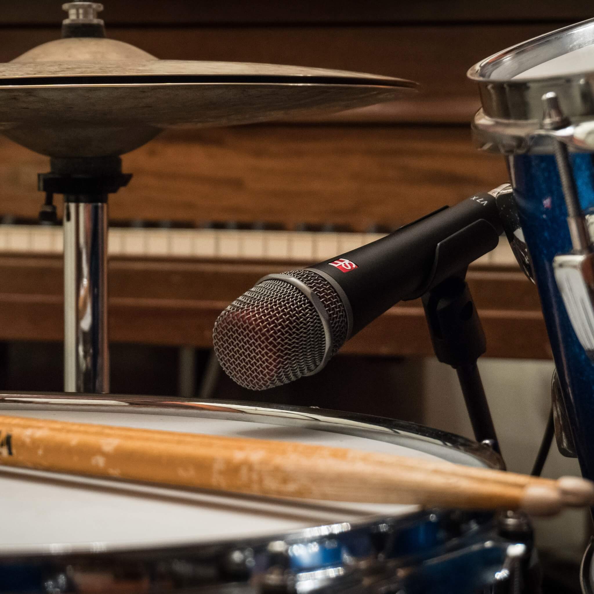sE Electronics V7 X - Supercardioid Dynamic Instrument Microphone, mounted next to a snare drum
