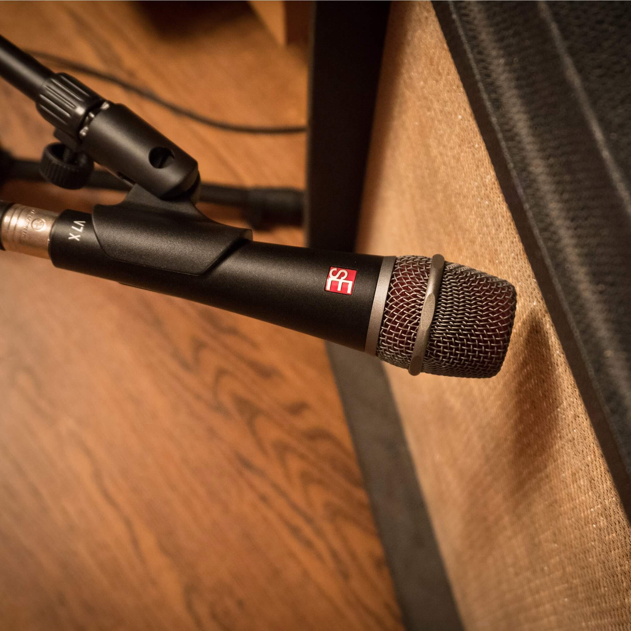 sE Electronics V7 X - Supercardioid Dynamic Instrument Microphone, mounted next to an amplifier