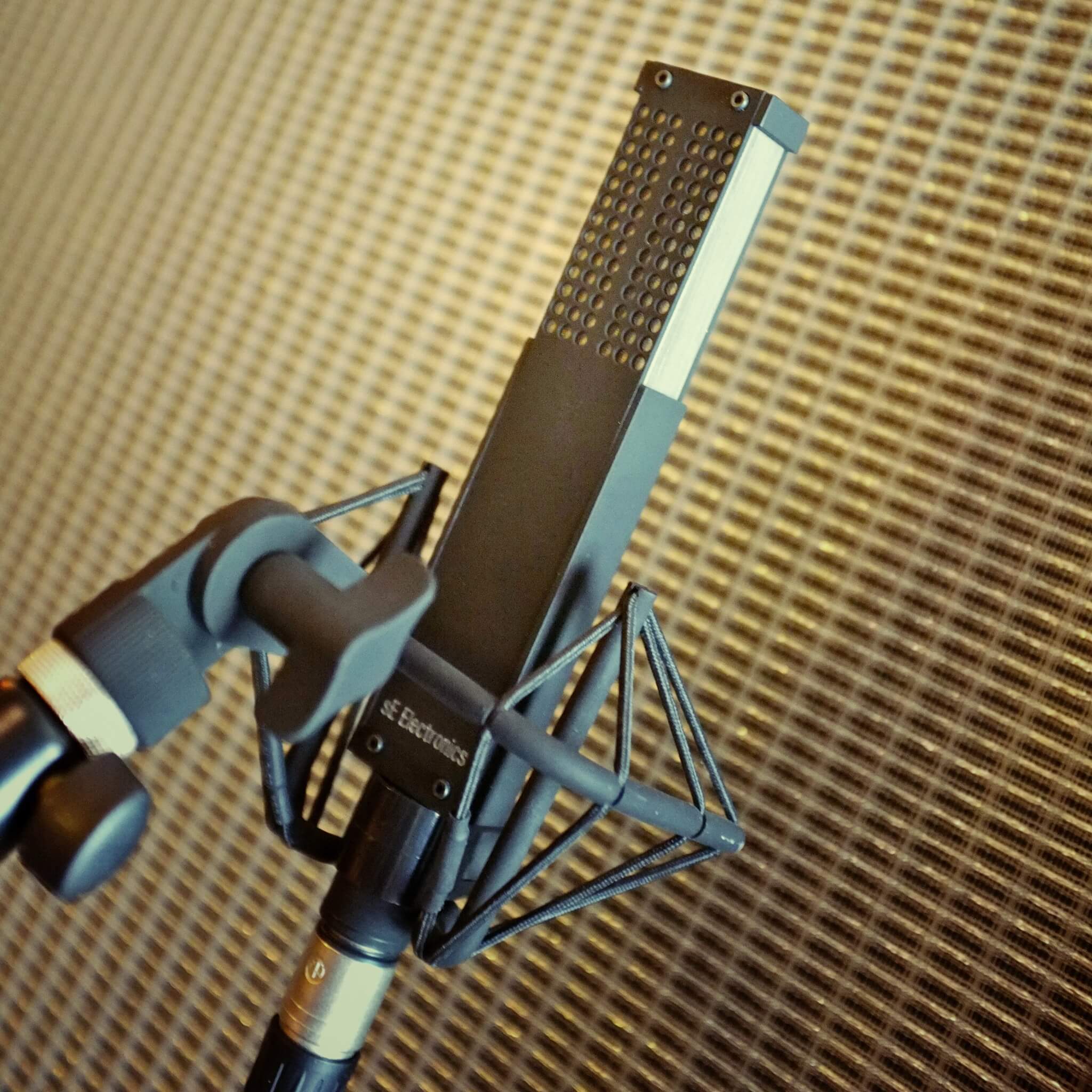 sE Electronics VR2 - Active Ribbon Microphone with Shockmount, in use in front of a guitar amp