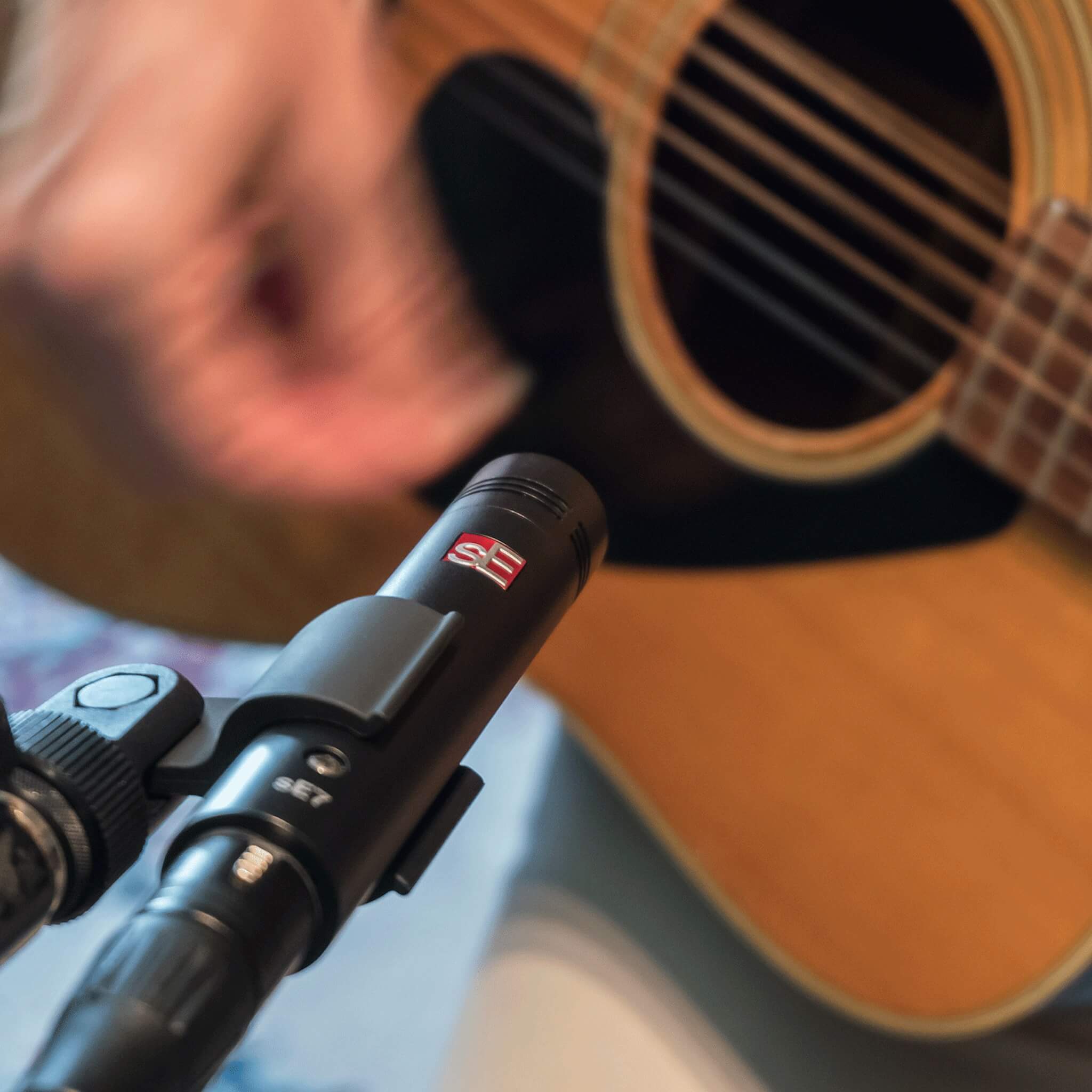 sE Electronics sE7 - Small Diaphragm Cardioid Condenser Microphone, in use with a guitar
