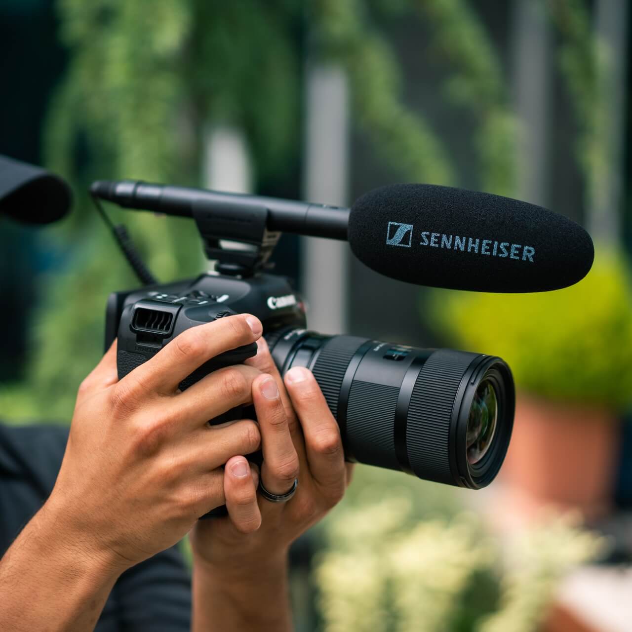 Sennheiser MKE 600 shotgun microphone mounted on a camera